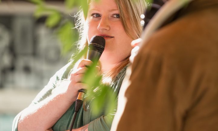Eine junge Frau am Mikrofon