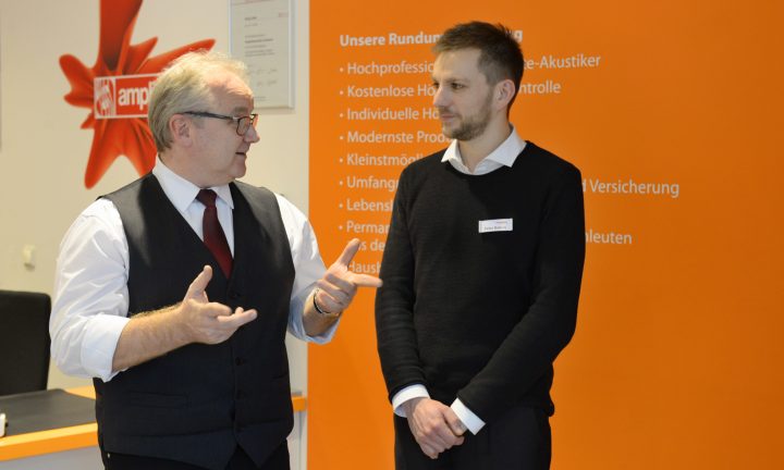 Ein Auszubildender zum Hörakustiker ist im Gespräch mit seinem Ausbilder.