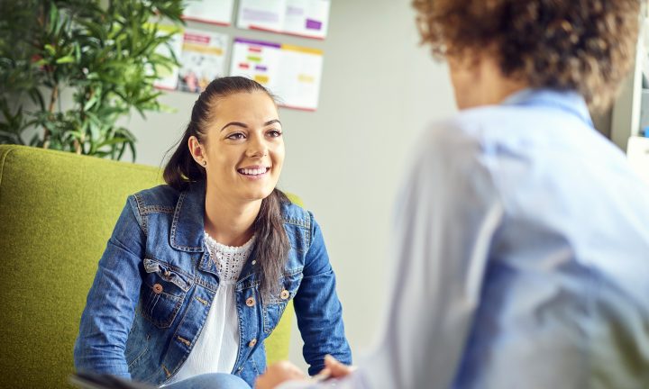 zwei Frauen sitzen sich gegenüber und unterhalten sich