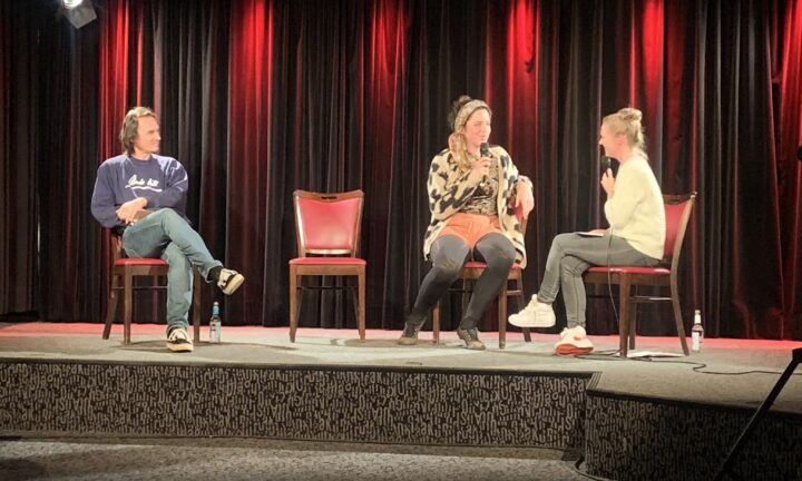 Junge Frau sitzt mit zwei Moderatorinnen auf der Bühne