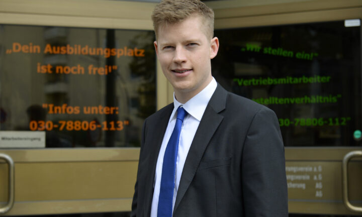 Auszubildender zum Fachwirt für Versicherungen und Finanzen steht vor Türen der Debeka LGS Berlin