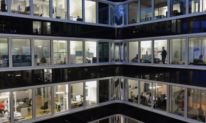 Außenansicht mit vielen Fenstern der Werbeagentur Scholz & Friends in Berlin