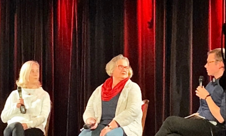 Auf der Fuckup Studienabbruch in Hannover stellen Vertreter*innen des Runden Tisch Studienabbruch Hannover ihre Herangehensweisen in der Beratung vor. Zwei Frauen und ein Mann sitzen auf der Bühne.