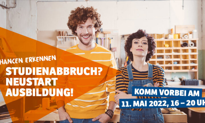 Zwei Auszubildende stehen in einer Tischlerei vor der Werkbank.