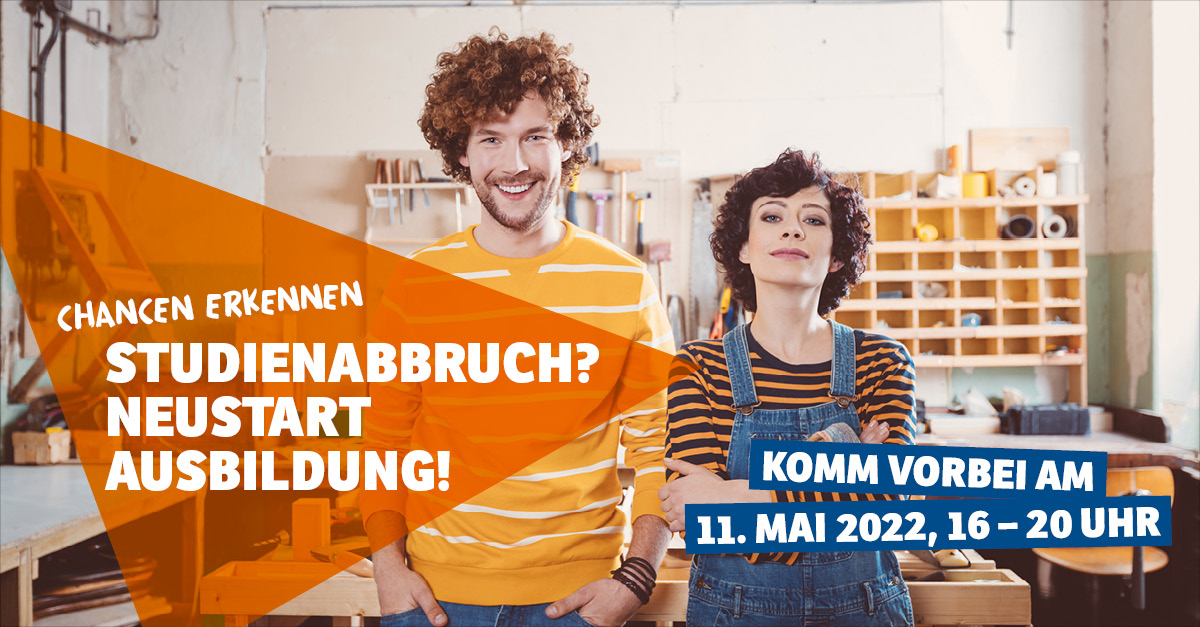 Zwei Auszubildende stehen in einer Tischlerei vor der Werkbank.