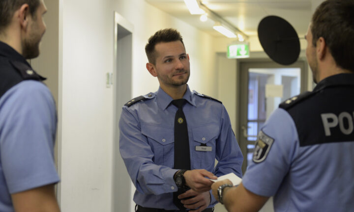 Polizisten stehen auf einem Gang und sind im Gespräch