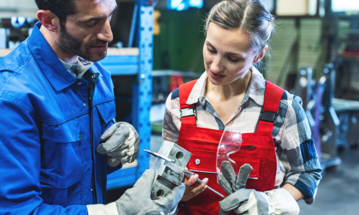 Ein Mann und eine Frau prüfen den Zustand eines Arbeitsgegenstandes