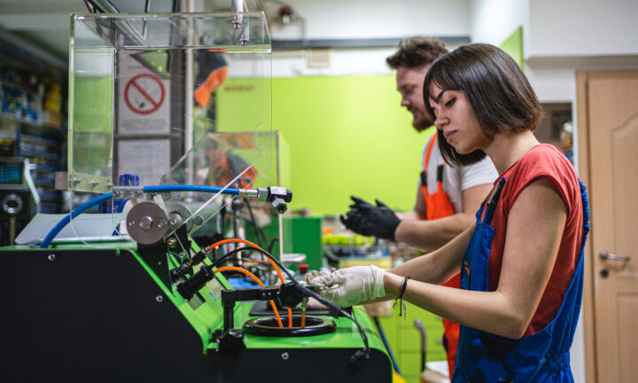 Eine junge Frau arbeitet an einem technischen Gerät