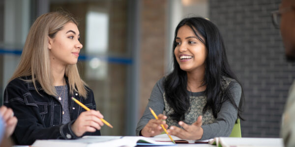Zwei weibliche Studierende arbeiten zusammen an einer Aufgabe.