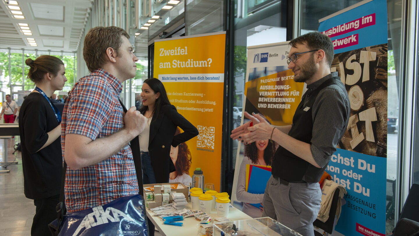 Besucher und Aussteller im Gespräch auf der Matching-Veranstaltung 