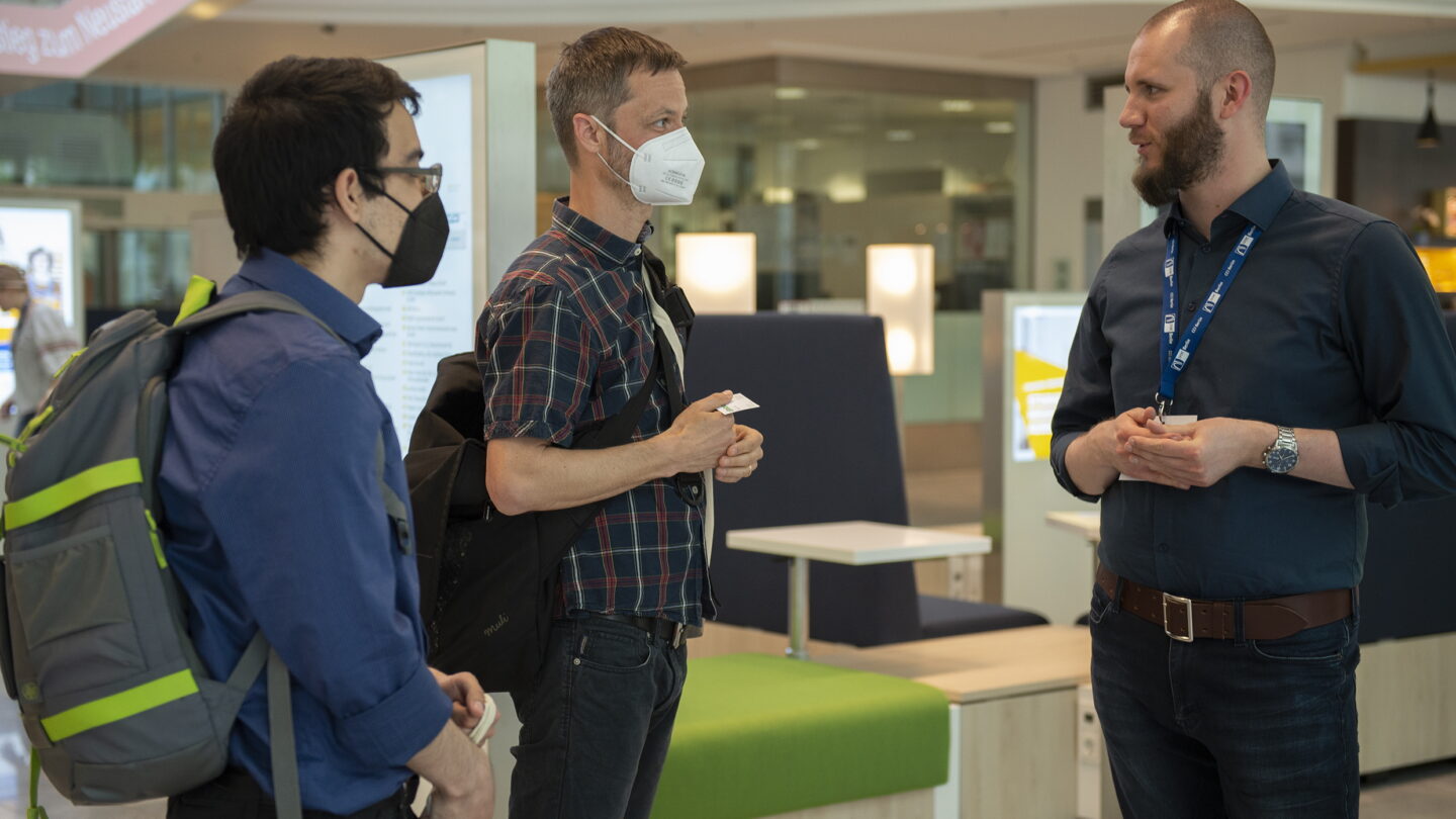 Besucher und Aussteller im Gespräch auf der Matching-Veranstaltung 