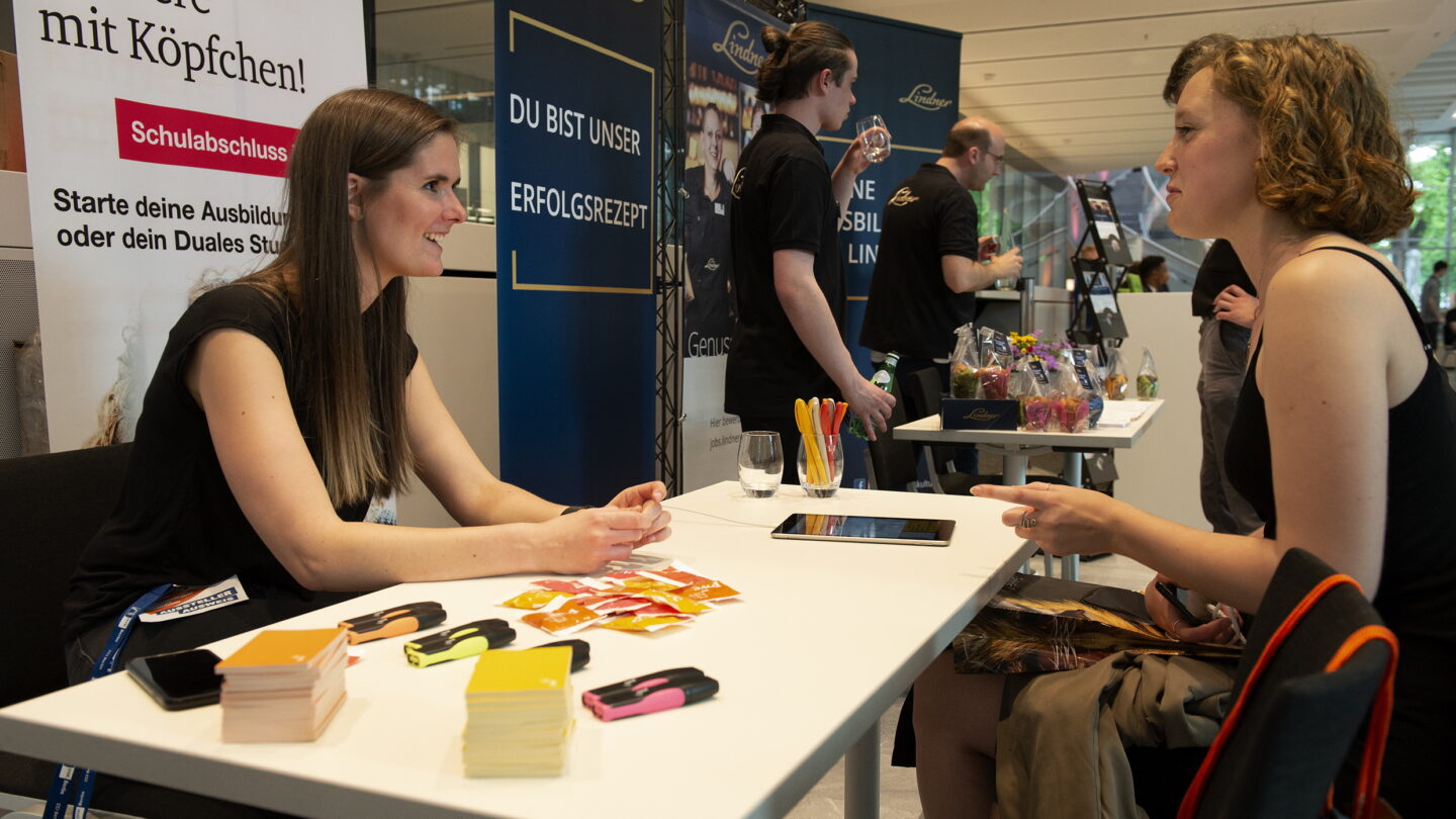 Besucherin und Ausstellerin im Gespräch auf der Matching-Veranstaltung 