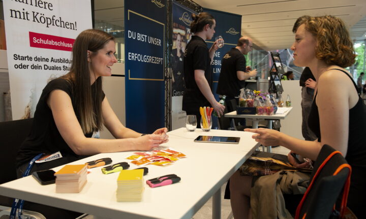 Besucherin und Ausstellerin im Gespräch auf der Matching-Veranstaltung 