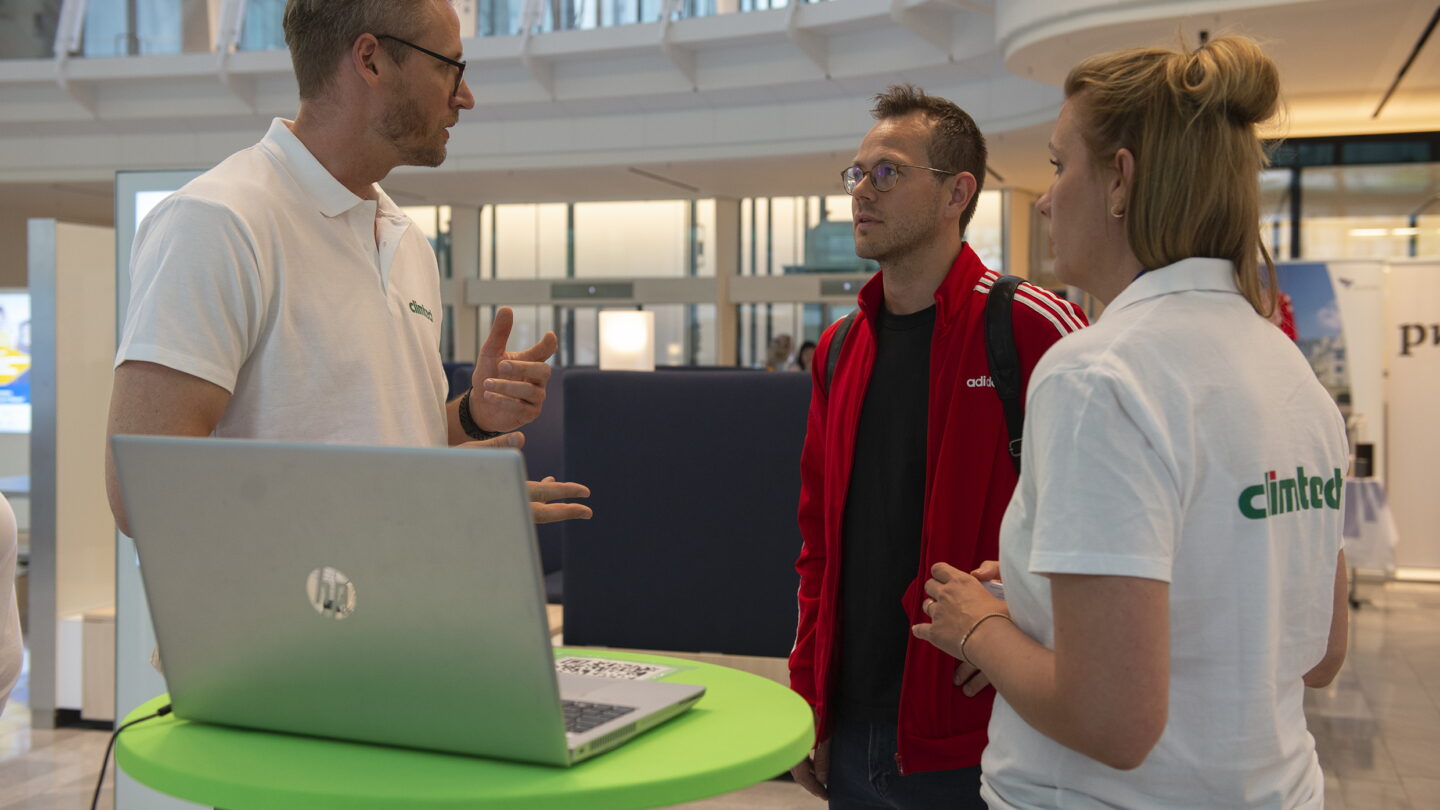Besucher und Aussteller im Gespräch auf der Matching-Veranstaltung 