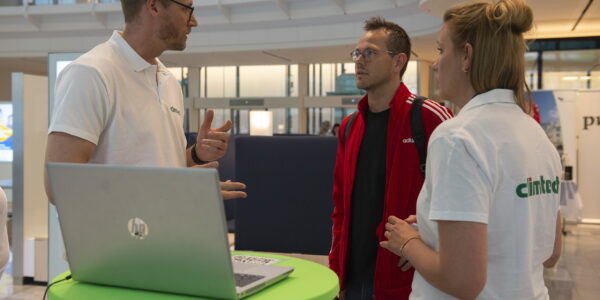 Besucher und Aussteller im Gespräch auf der Matching-Veranstaltung