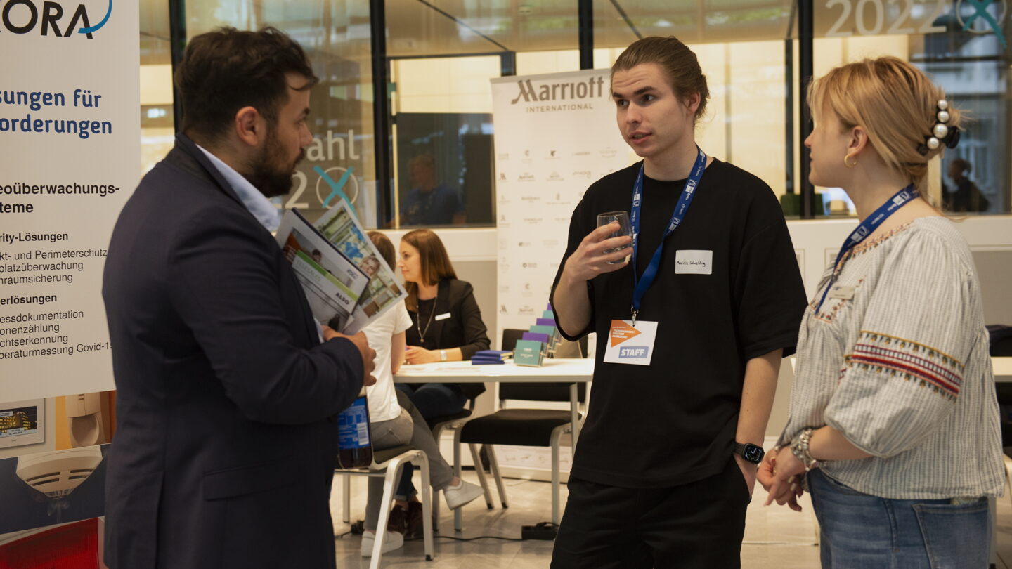 Besucher und Aussteller im Gespräch auf der Matching-Veranstaltung 