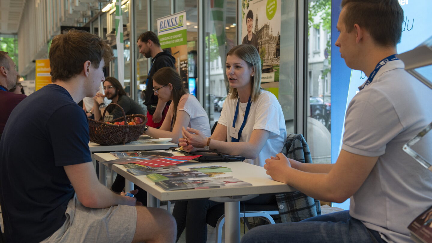 Besucher und Ausstellerin im Gespräch auf der Matching-Veranstaltung 