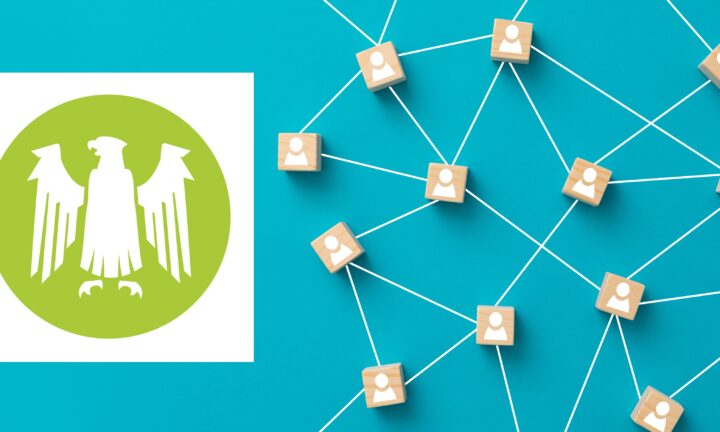 Holzblöcke mit Menschensymbolen sind auf blauem Hintergrund miteinander verbunden und symbolisieren das Netzwerk in Brandenburg. Daneben ist der Brandenburg-Adler.