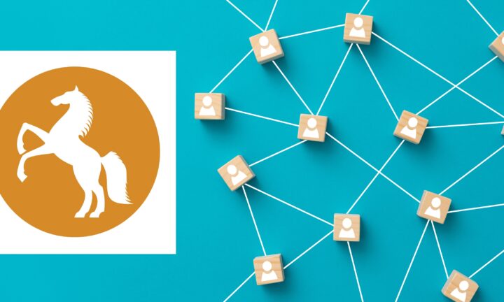 Holzblöcke mit Menschensymbolen sind auf blauem Hintergrund miteinander verbunden und symbolisieren das Netzwerk in Niedersachsen.