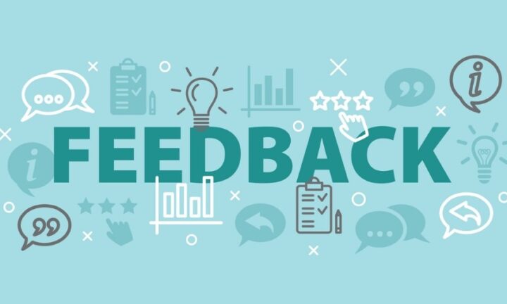 Feedback Schriftzug auf türkisem Hintergrund mit kleinen Symbolen