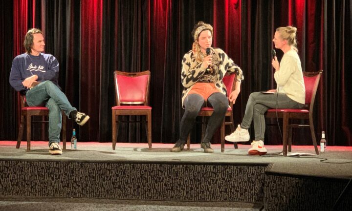 Eine junge Studienabbrecherin berichtet auf der Bühne von ihrem Werdegang bei der Fuckup:Studienabbruch im November 2021 in Hannover. Die Moderatorin hört ihr zu. Links sitzt der Moderator.