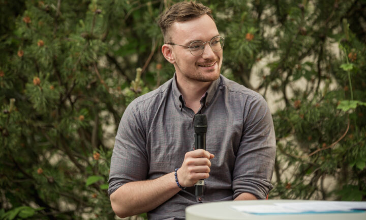 Junger Mann spricht ins Mikrofon