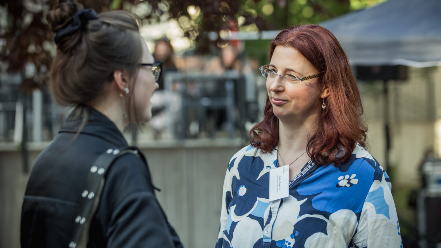 Eine junge Frau unterhält sich mit einer Studienberaterin