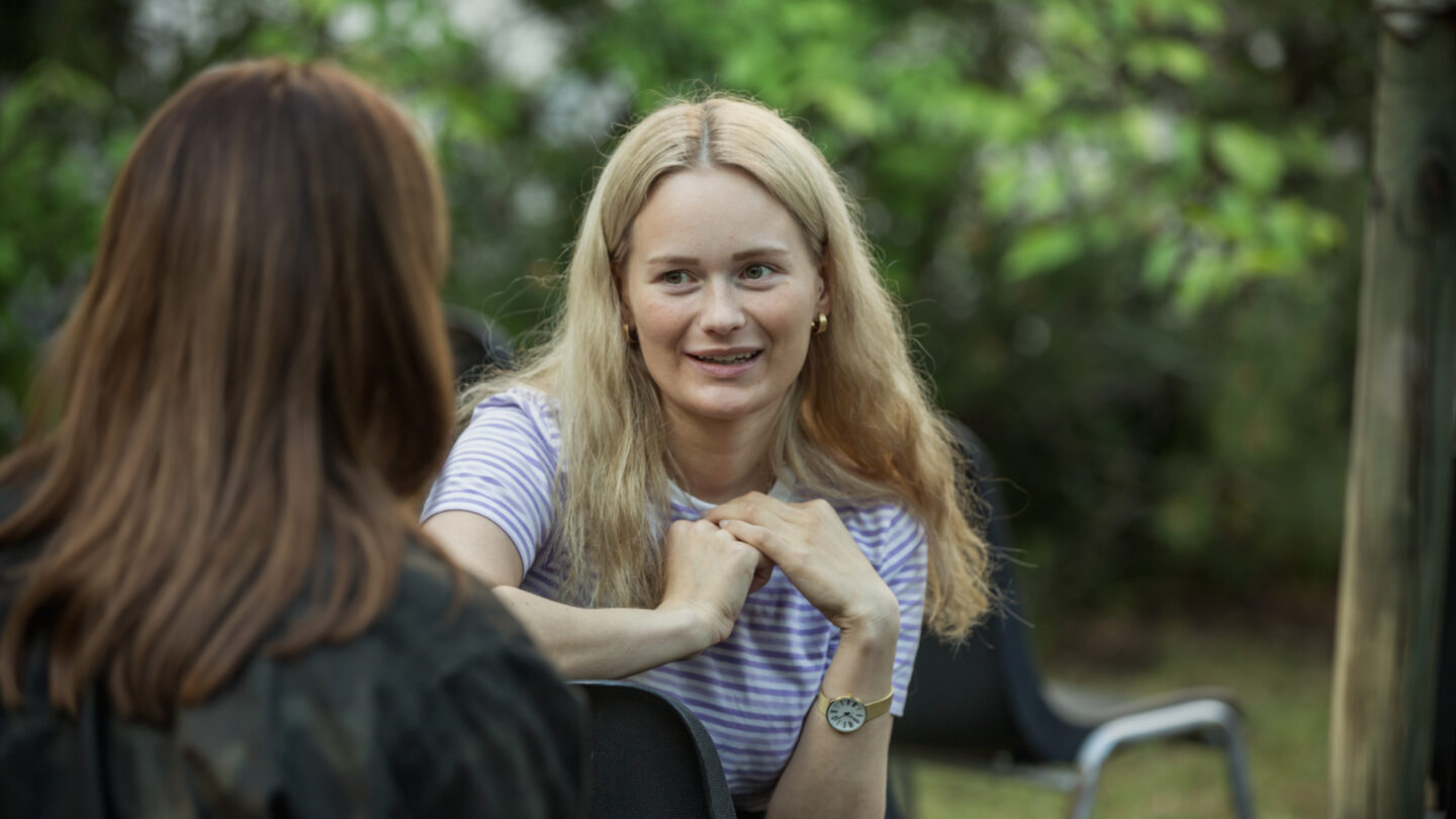 zwei Frauen unterhalten sich