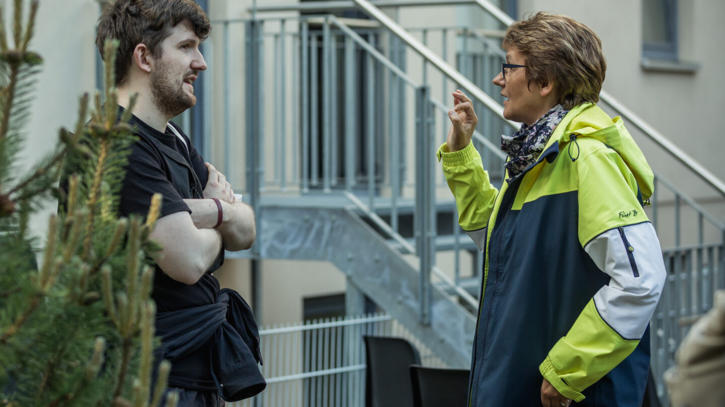 Ein junger Mann spricht mit einer Studienberaterin