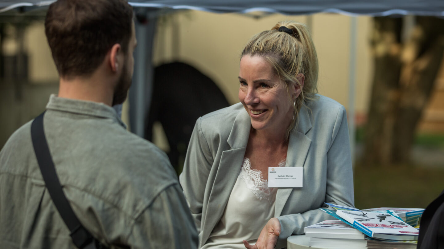 Eine Beraterin spricht mit einem jungen Mann