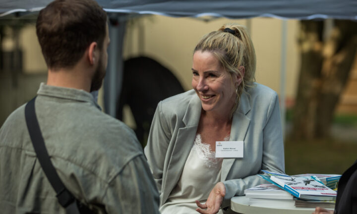 Eine Beraterin spricht mit einem jungen Mann