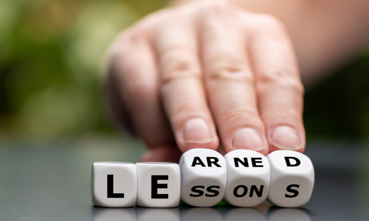 Würfel bilden den Ausdruck „Lessons Learned“.