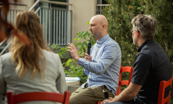 Mann spricht in ein Mikrofon