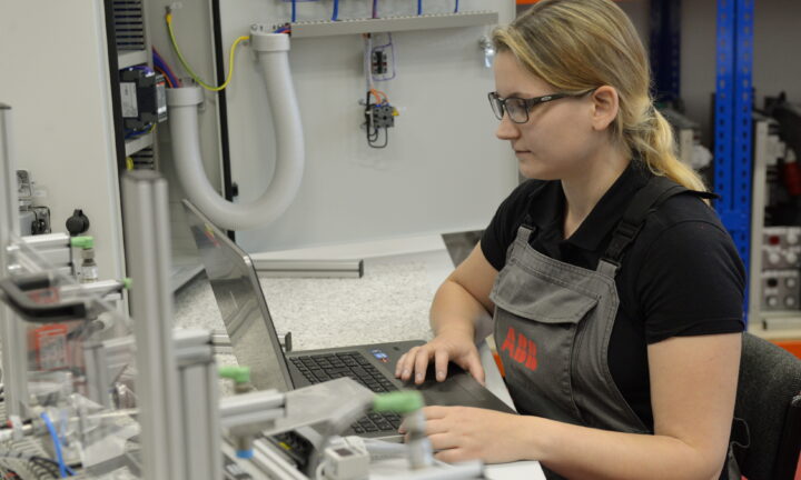 Eine junge Frau am Laptop