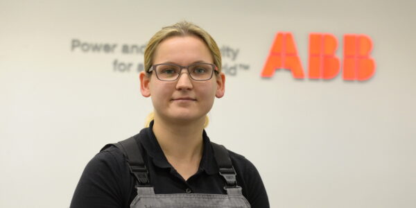 Eine junge Frau blickt in die Kamera