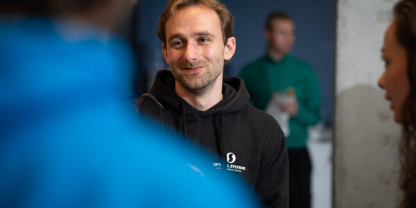 Ein Mann lacht eine andere Person an.