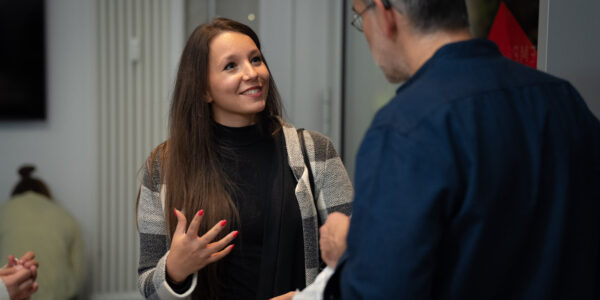 Eine Frau erzählt und lacht einen Mann an