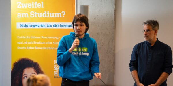 Ein junger Mann spricht in ein Mikrofon