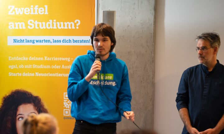Ein junger Mann spricht in ein Mikrofon