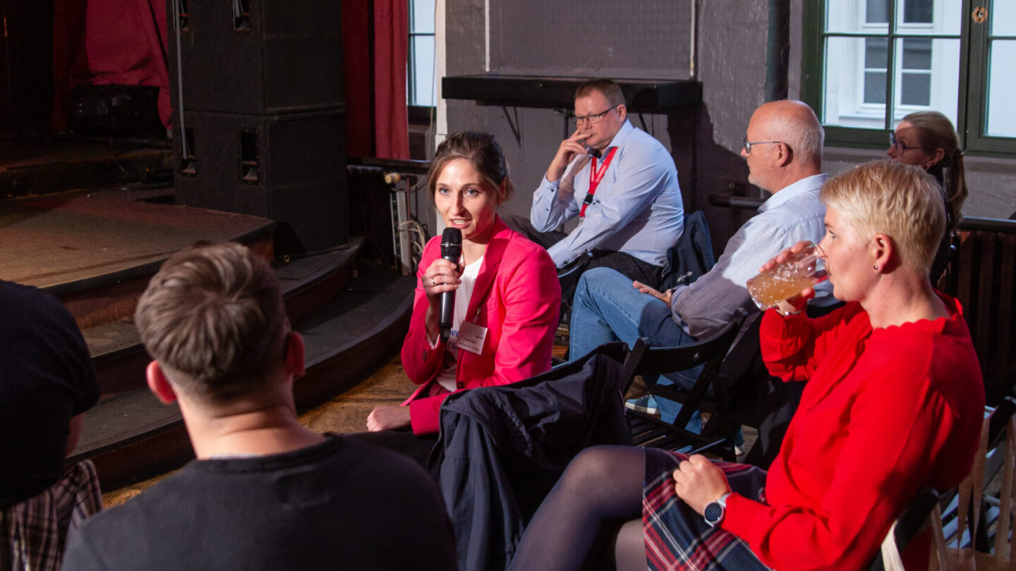 Eine Frau aus dem Publikum spricht mit Mikrofon