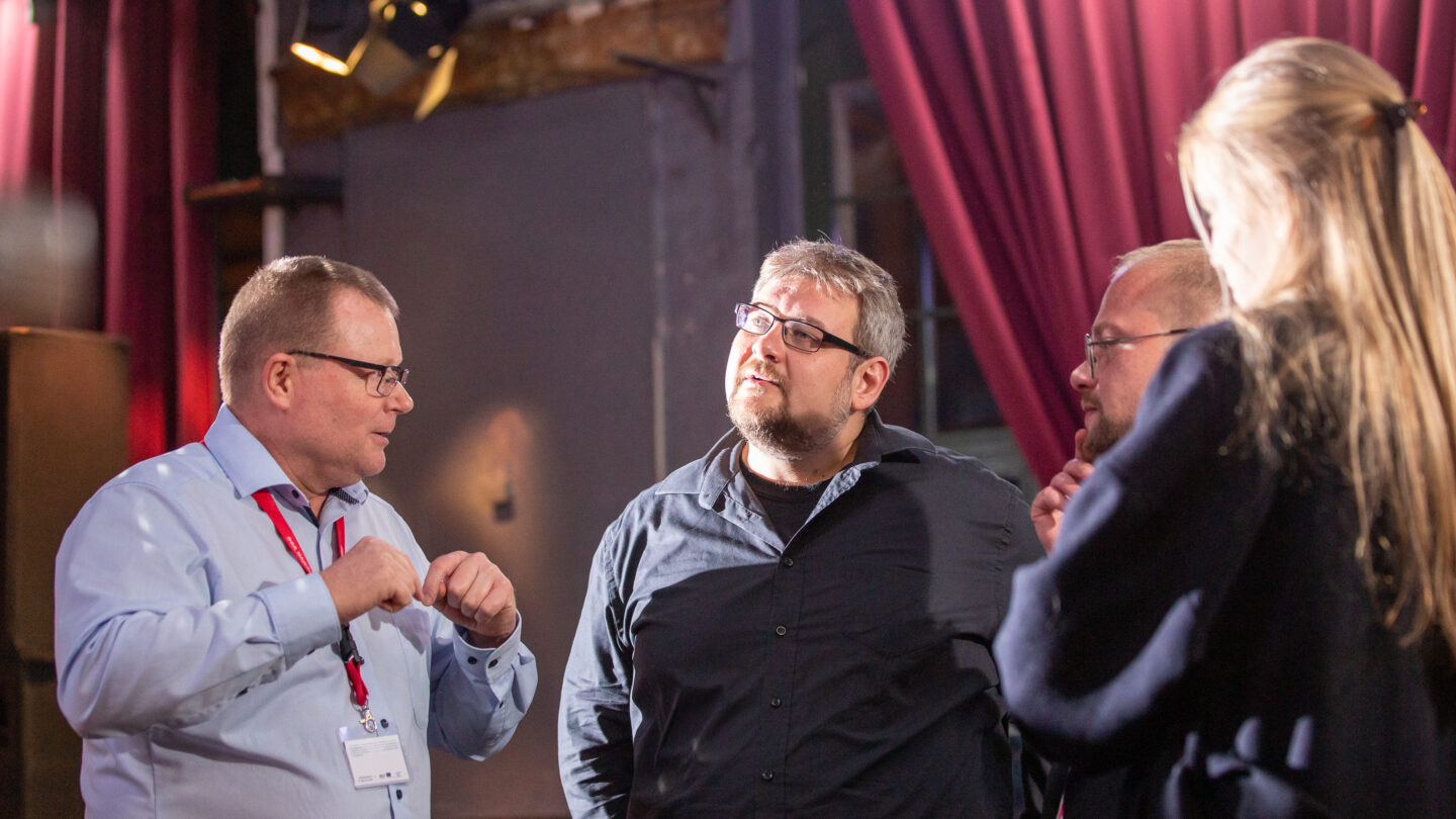 Vier Personen unterhalten sich.