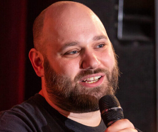 Junger Mann spricht auf der Bühne