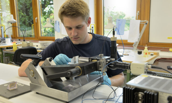 Ein junger Mann an einem technischen Gerät