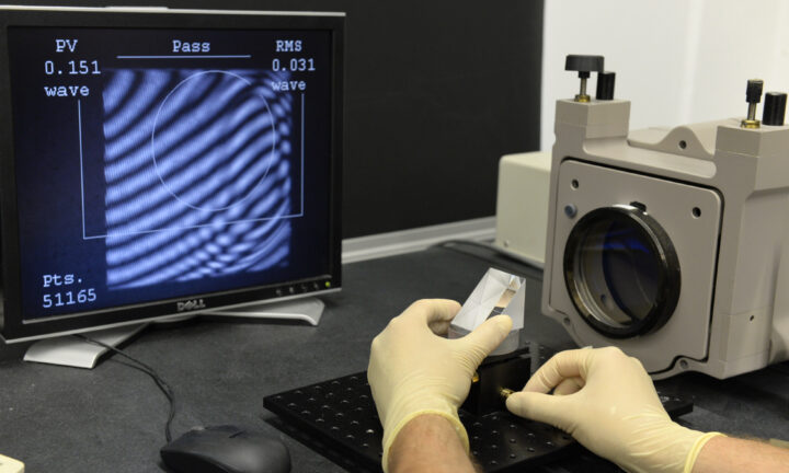 Zwei Hände an einem technischen Gerät. Gezeigt wird ein Fingerabdruck