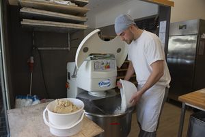 Der Bäckerazubi an der Mehlmaschine