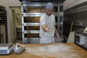 Der Bäckerazubi arbeitet am Arbeitstisch