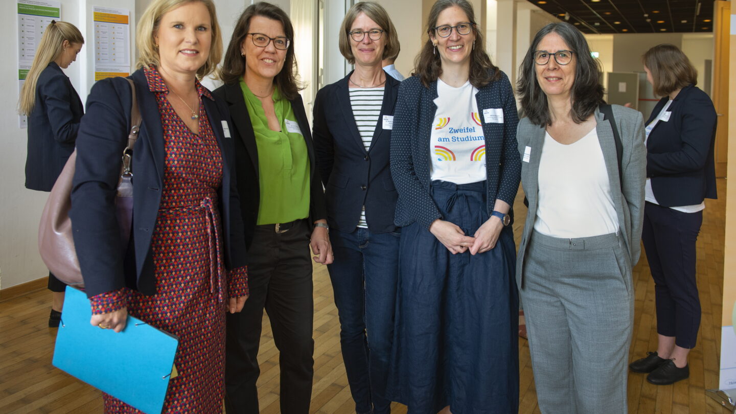 Nebeneinander stehend, schaut eine Gruppe von Frauen in die Kamera