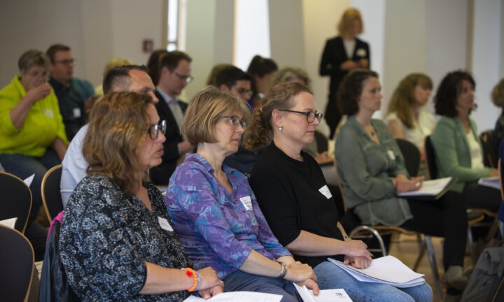 Das Publikum blickt nach vorne