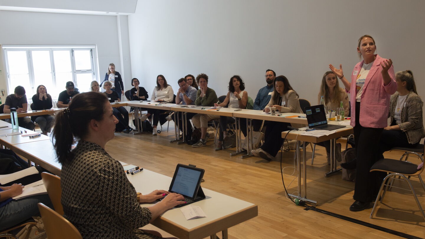 Eine Frau hält eine Präsentation vor einem Publikum