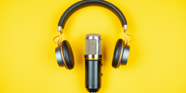 Kopfhörer und Mikro - Ausstattung zur Aufnahme einer Podcastfolge